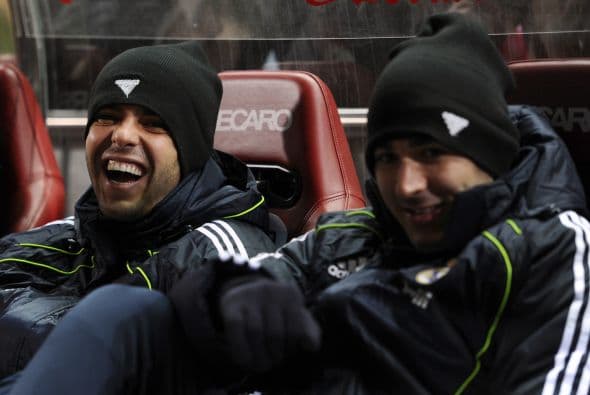Kaká y Karim Benzema reían en la banca al no ser titulares.