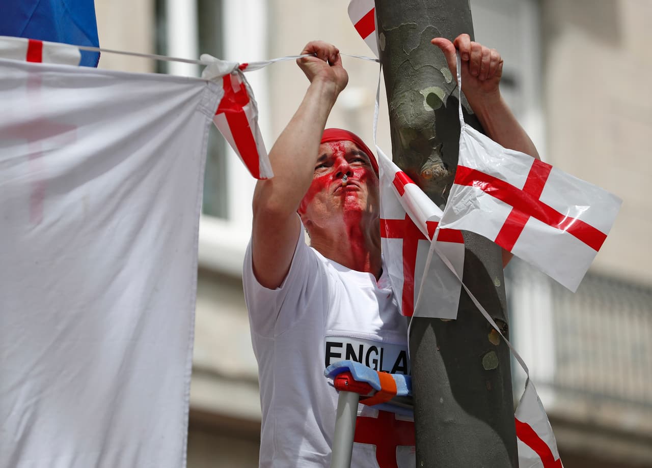 Las calles de Saint-etienne se pintaron de rojo y blanco.