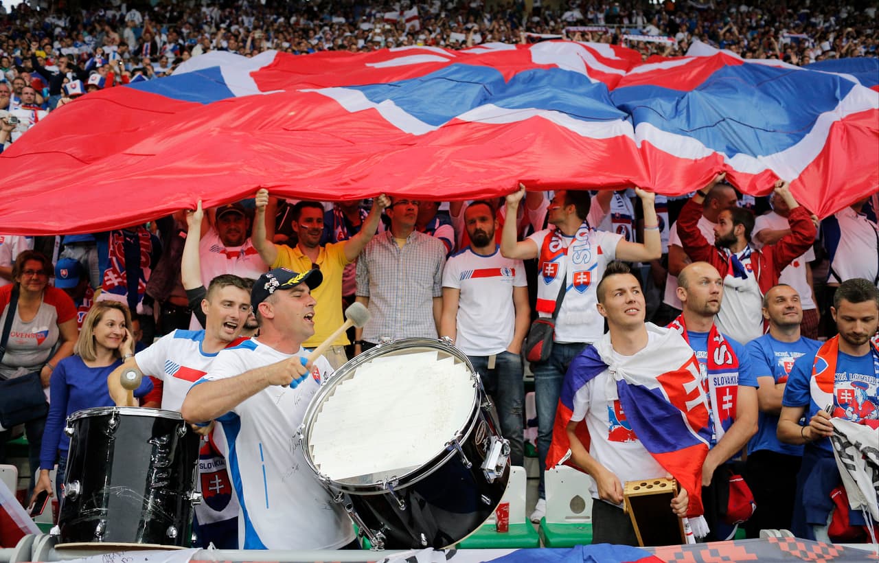 Al son de los tambores los fans eslovacos convocarona la suerte.