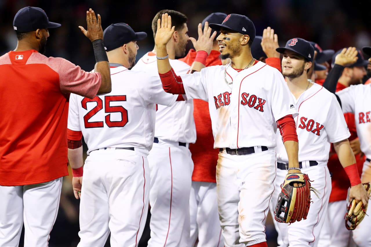 100) Este 12 de septiembre con victoria por pizarra de 1-0 sobre los Toronto Blue Jays en Fenway Park, Boston llegó a los 100 triunfos en la campaña, y dejan su récord en 100-46, el mejor en MLB.