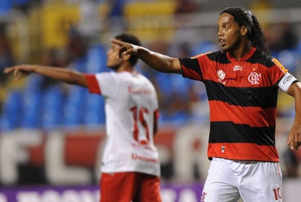 Tres años después la magia de Dinho volvería a su tierra con el Flamengo, su primer juego con los rojinegros se daría el 3 de febrero del 2001.