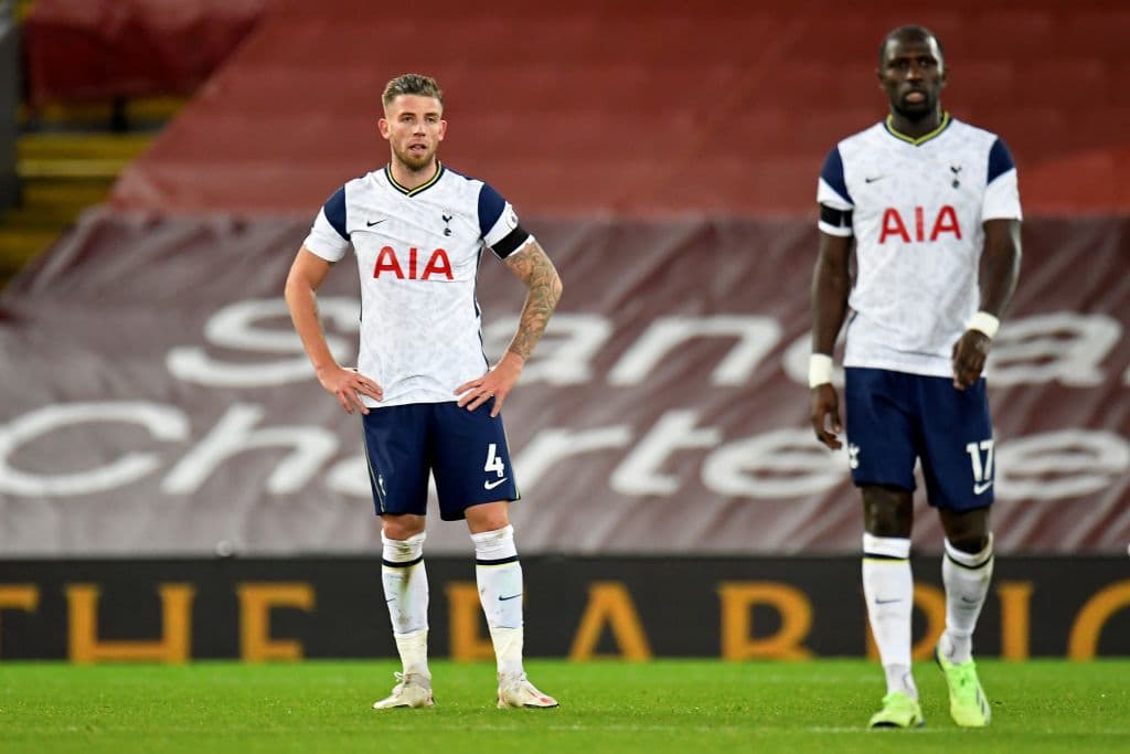 Salah (26’) abrió el marcador y Son (33’) lo igualó a los pocos minutos. Firmino (90’) apareció sobre la recta final para darle el liderato a cuadro de Klopp. Liverpool llegó a 28 unidades y Tottenham se quedó con 25 puntos.