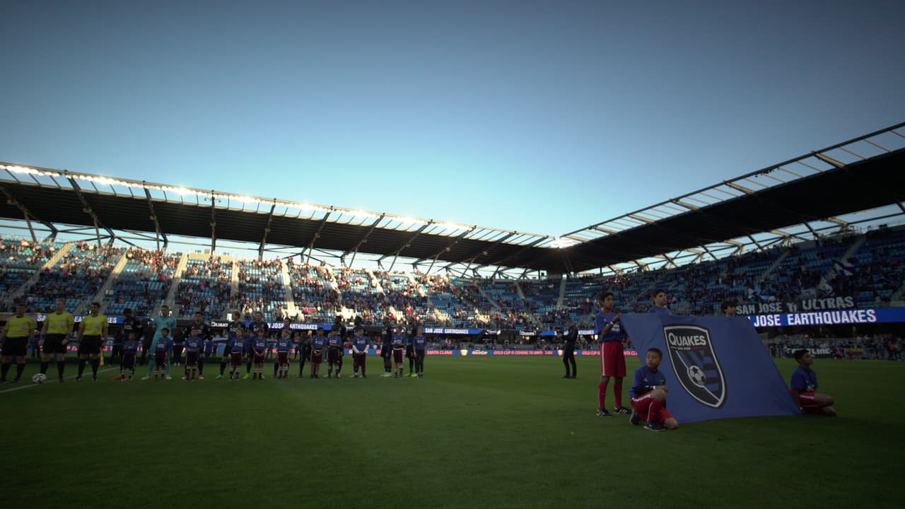 Formación del San José Earthquakes con el Avaya Stadium de fondo.