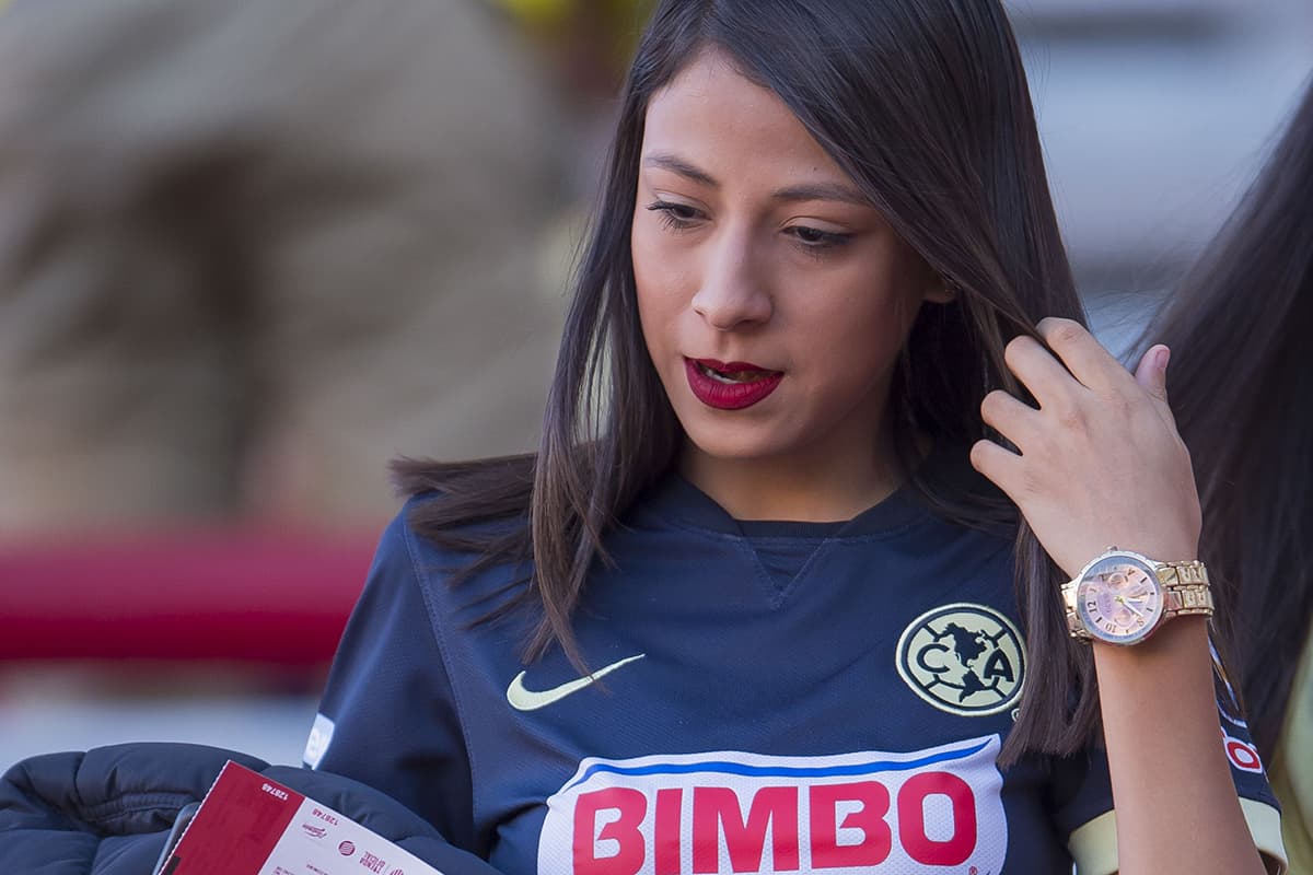 Aficionada del América aguarda por el encuentro contra Necaxa por la jornada 1 del Apertura 2018 de la Liga MX.