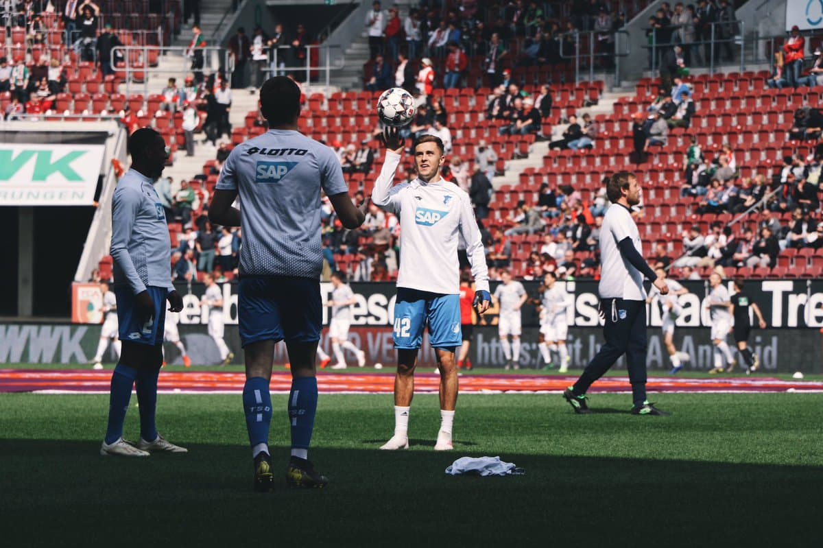 En el WWK Arena de Augsburgo se jug´o un encuentro clave para los dos equipos, los locales por alejarse del descenso y la visita por acercarse a Europa.