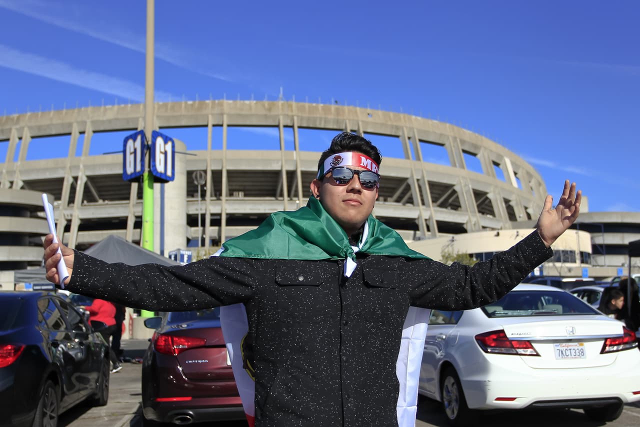 Los aficionados mexicanos viven con optimismo la antesala del juego del Tri contra Chile en San Diego, donde comenzará la era de Gerardo Martino como técnico.
