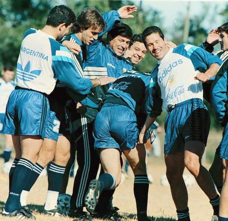 En los noventas se armó un lindo grupo con compañeros como 'El Muñeco' Gallardo, 'El Pelado' Almeyda y 'La Brujita' Verón.