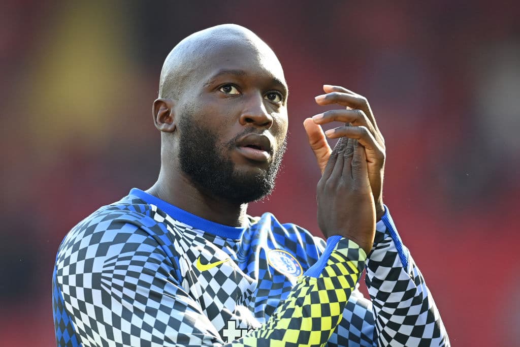 Tras campeonar en Italia, Romelu Lukaku decidio buscar un equipo más competitivo que el Inter de Milán y el Chelsea (campeón de europa) fue el equipo indicado. Los blues desembolzaron 115 millones de euros por el delantero belga.