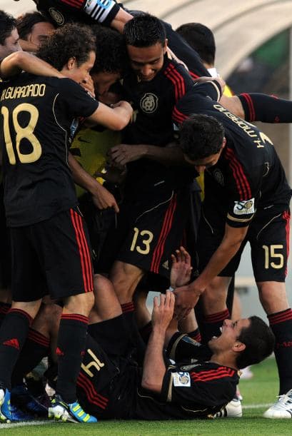 El cuarto gol se celebró con todo el grupo, ya que el título de la Copa oro estaba casi ganado, hasta el Chicharito se cayó al momento de lanzarse al grupo.