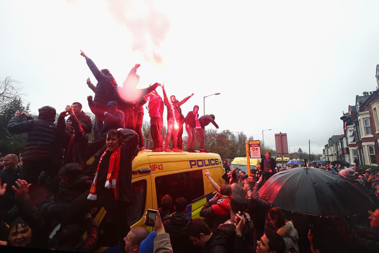 El cielo se vistió de fiesta en las calles de Liverpool, que con la presencia de los hinchas del equipo tuvieron la alegría previa al partido de ida de las semifinales de Champions League contra Roma.