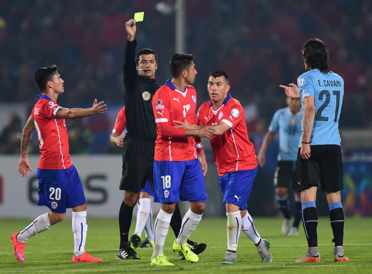 El defensor chileno le dio un toqueteo en los glúteos a Edinson Cavani lo que provocó la ira del uruguayo, el charrúa salió expulsado en el partido.