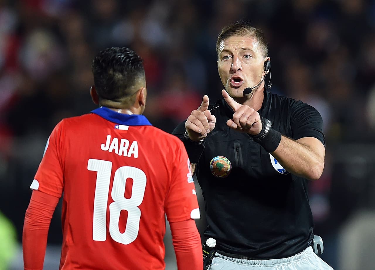 Tras ver el video las autoridades de Conmebol castigaron al zaguero andino con 3 juegos de suspensión por lo que se perderá la semifinal y dependiendo el resultado de esta el juego por la final o el tercer lugar más otro juego por pagar.