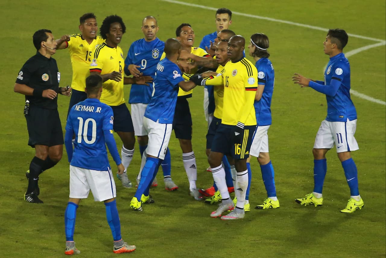En la misma Copa América, Neymar se enfrascó en una riña con Carlos Bacca y otros jugadores en el Brasil vs. Colombia al final del partido, el silbante le sacó la roja a los dos jugadores ya nombrados tras el silbatazo final.