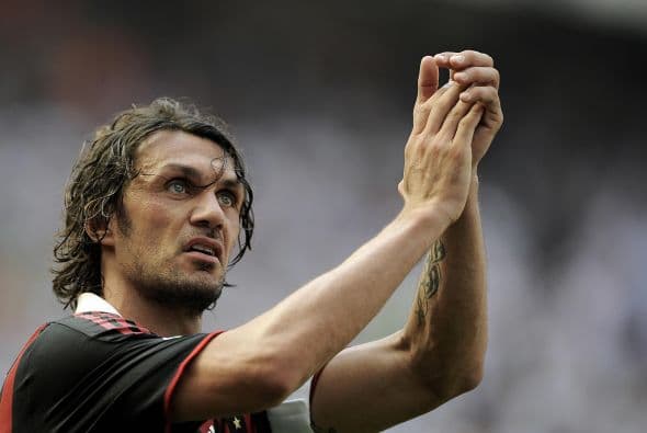 Otro italiano Paolo Maldini debutó, se consagró y se retiró con el Milán, el defensor hizo historia con los rossoneros consiguiendo títulos nacionales e internacionales. Un verdadero amor a la camiseta.