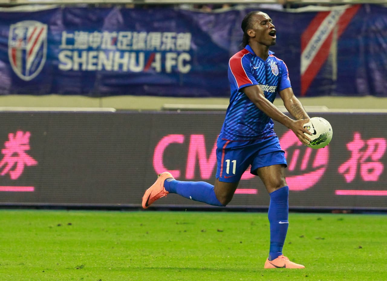 Sin embargo, solo jugó 11 partidos, marcó ocho goles y puso dos asistencias. La falta de recursos del club los obligó a darle su carta de libertad en noviembre de ese año.