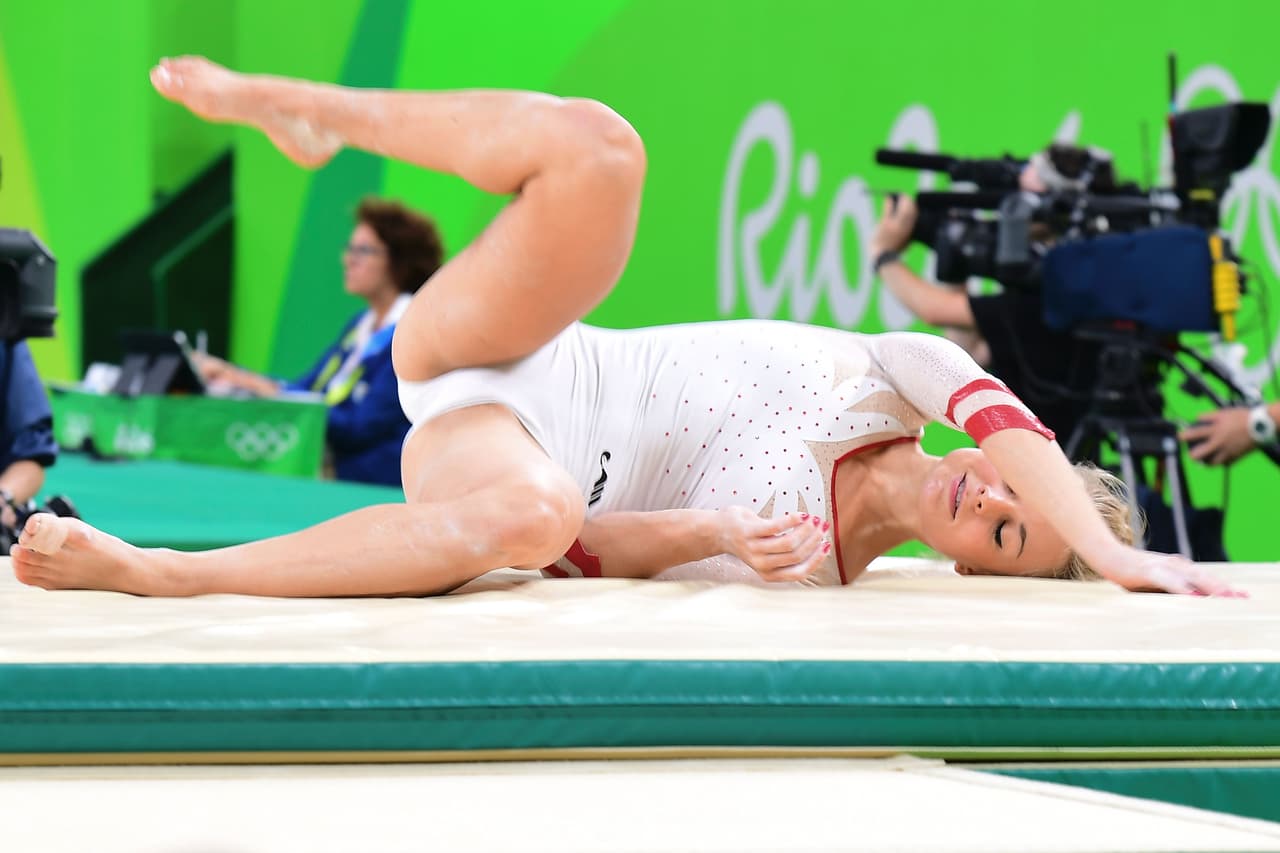 La gimnasta Katarzyna Jurkowska-Kowalska (Polonia) cae al completar su ejercicio clasificatorio de suelo.