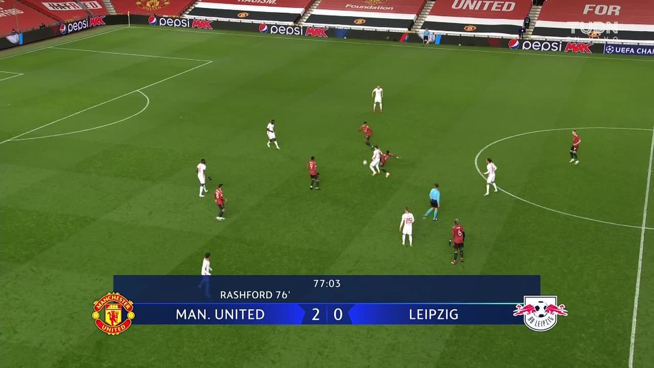 Tarjeta amarilla. El árbitro amonesta a Justin Kluivert de RB Leipzig