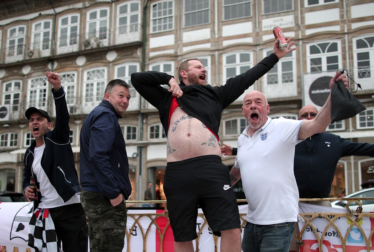 Guimaraes (Portugal) recibió este jueves la segunda Semifinal de la UEFA Nations League bajo una intensa lluvia durante la previa. A pesar del mal clima, los aficionados de Inglaterra y Holanda disfrutaron de un gran ambiente a pesar de que solo unos celebrarán el paso a la Final ante Portugal.