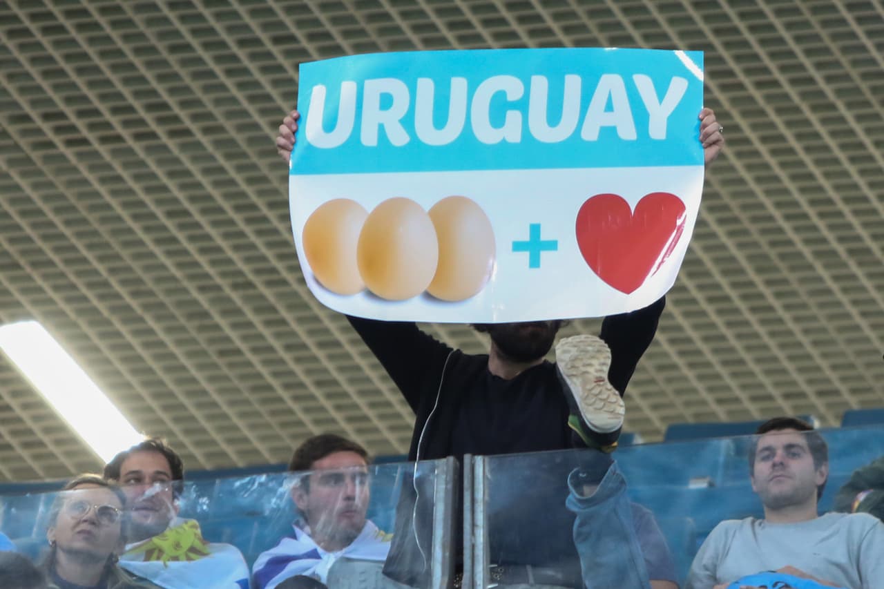 Un increíble colorido y ambiente fueron capaz de genera las aficiones de Uruguay y Japón previo a su encuentro por el Grupo C de la Copa América Brasil 2019. Los seguidores celestes le pusieron ese toque especial, y los nipones no se diga, con sus peculiaridades ambas hinchadas generaron buenas sensaciones en la previa.