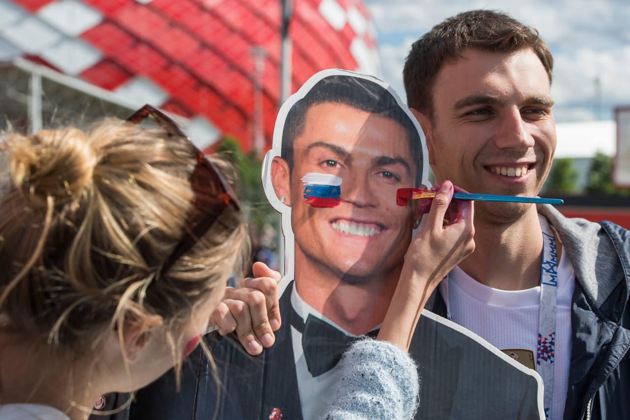 Hasta Cristiano Ronaldo fue pintado para apoyar a los que hoy serán sus rivales.