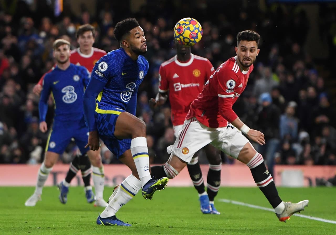 Chelsea empata 1-1 ante el Manchester United durante la J13 de la Premier League. Jadon Sancho abrió el marcador al minuto 50' a favor de los Red Devils, pero Jorge Luis Frello logra igualar el marcador al 69'. Cristiano Ronaldo entró de cambio.
