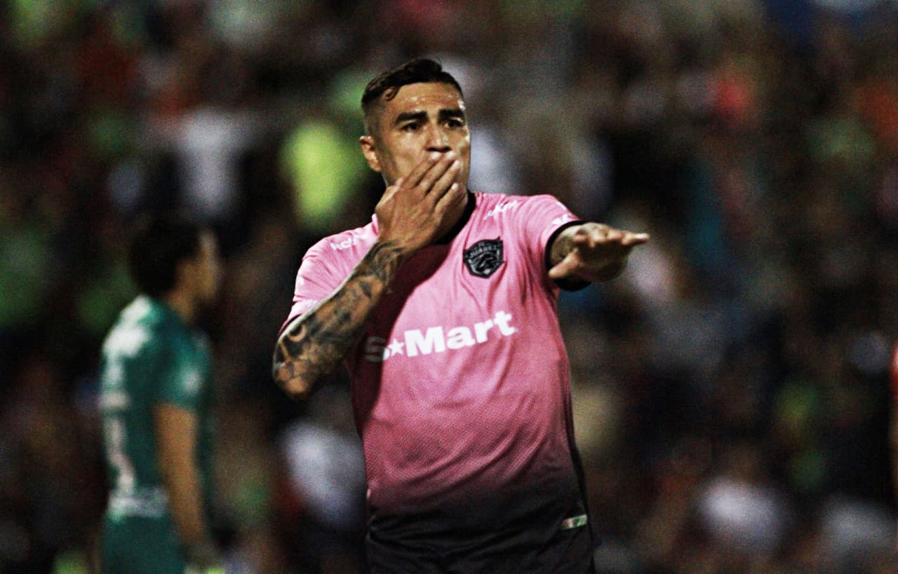 Chivas gana de manera dramática pero se mantiene vivo en la lucha por la Liguilla.