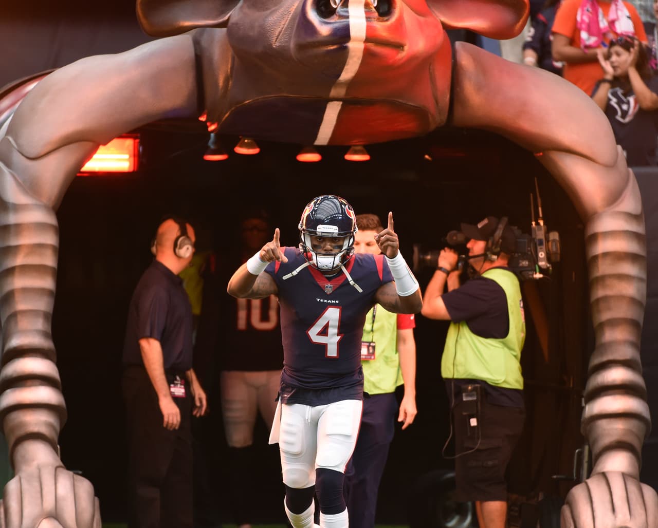 Deshaun Watson hizo su presentación oficial como titular en el NRG Stadium y se lució guiando una paliza sobre Tennessee en su debut.