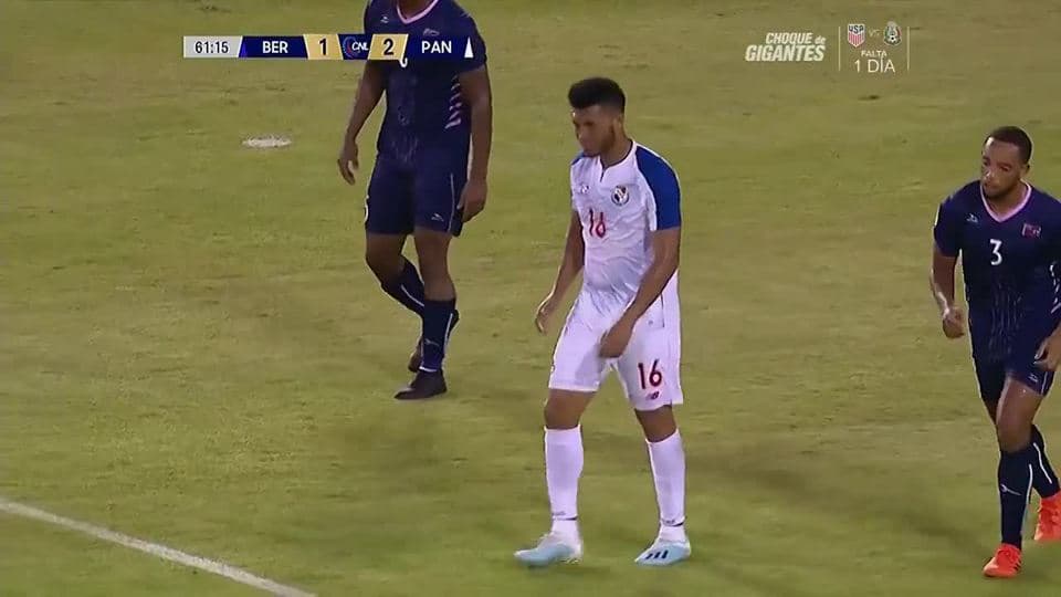 Tiro desviado de Rolando Blackburn