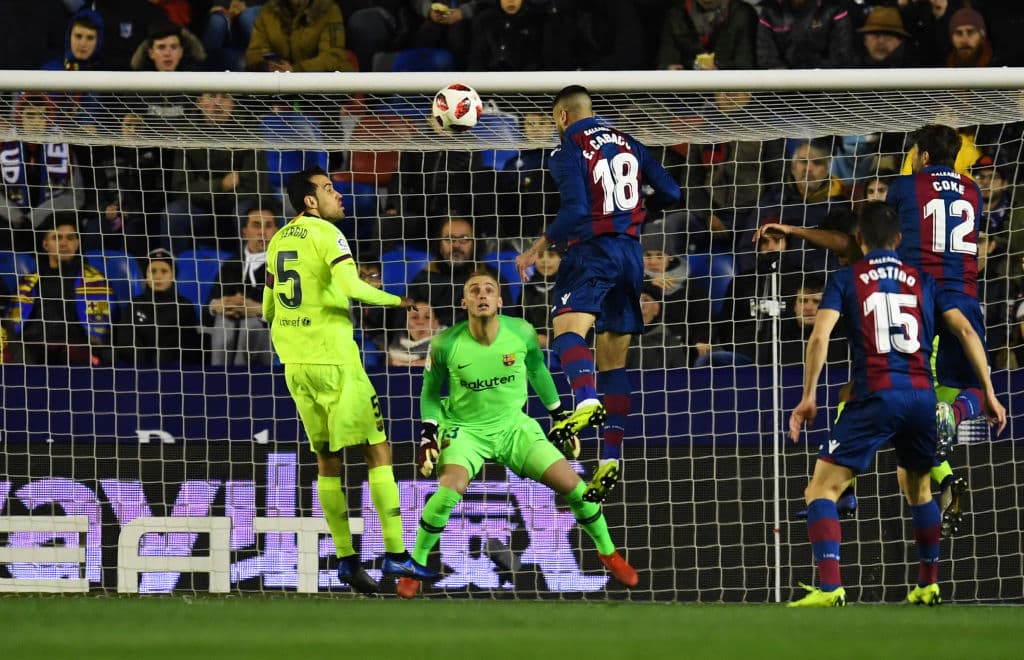 Apenas corrían los 4 minutos de partido cuando viene un centro de Rubén Rochina para que llegara a martillar así, con la testa, el uruguayo Erick Cabaco.
