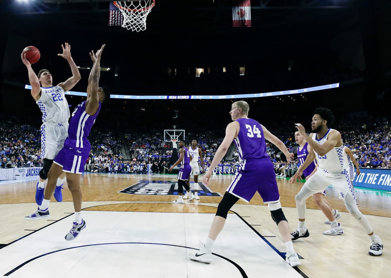<b>Abilene Christian (15) 44-79 Kentucky (2)</b>. Reid Travis (22) tuvo 18 puntos y 9 rebotes en la aplastante victoria de los poderosos Wildcats sobre los modestos Wildcats texanos. Tal y como se esperaba, Kentucky avanzaría a segunda ronda en el Medio Oeste sin apuros.