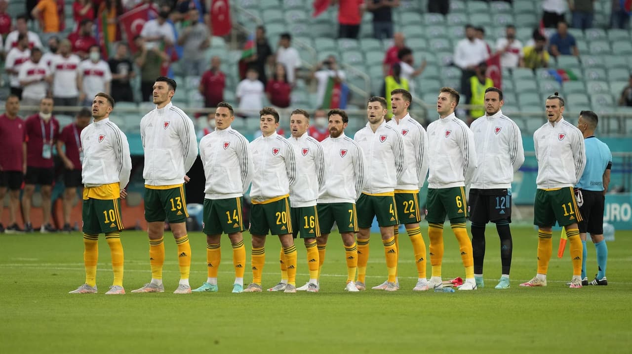 Gales logra derrotar 2-0 a Turquía en su partido inaugural del Grupo A en la Euro 2020. Con goles de Aaron Ramsey y Connor Roberts, los 'Dragones' suman sus tres primeros puntos en la tabla. Gareth bale hizo doble asistencia pero falla penalti.