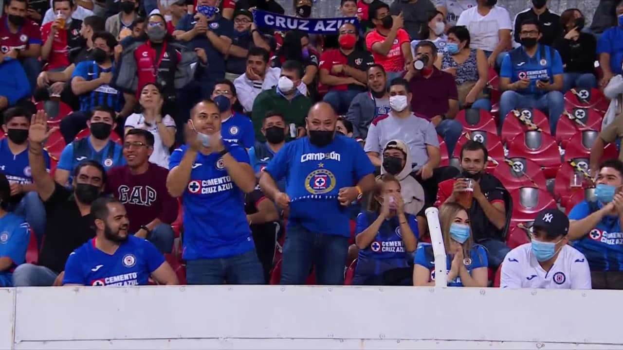 Arranca el partido y la pelota está en juego.