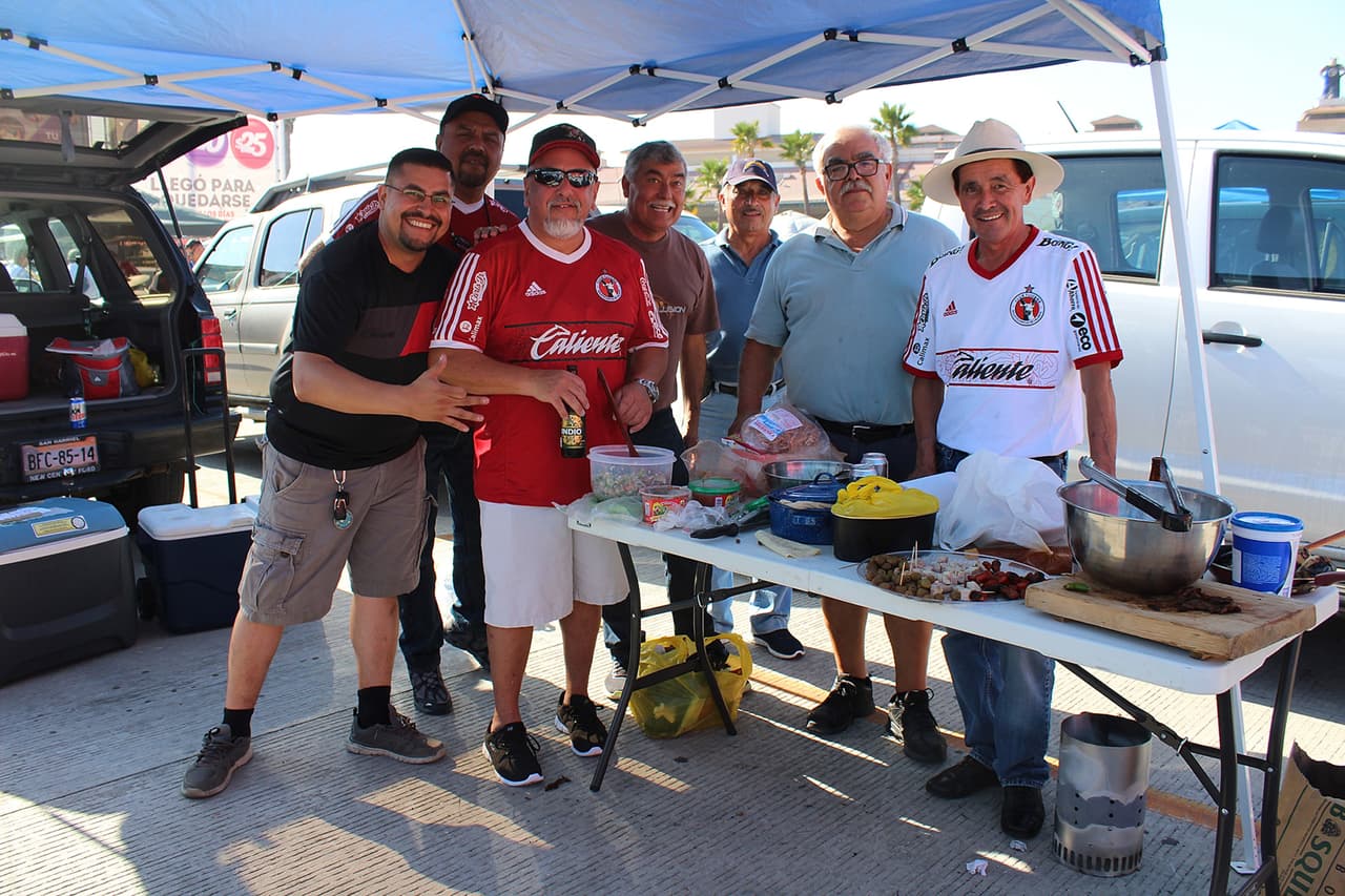 Amigos, fiesta, comida, playeras e incluso tatuajes fueron algunas de las muestras de apoyo de la afición de Xolos.