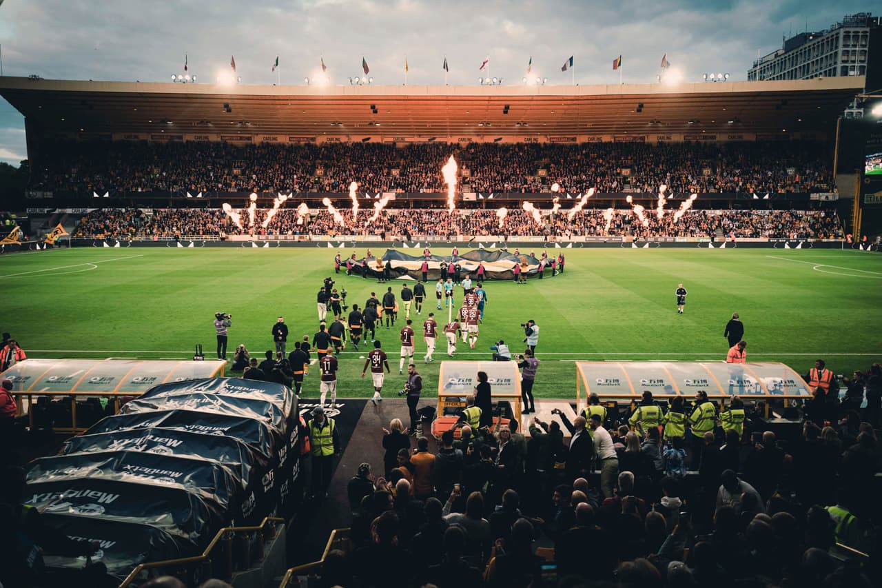 Los jugadores salen al terreno de juego.