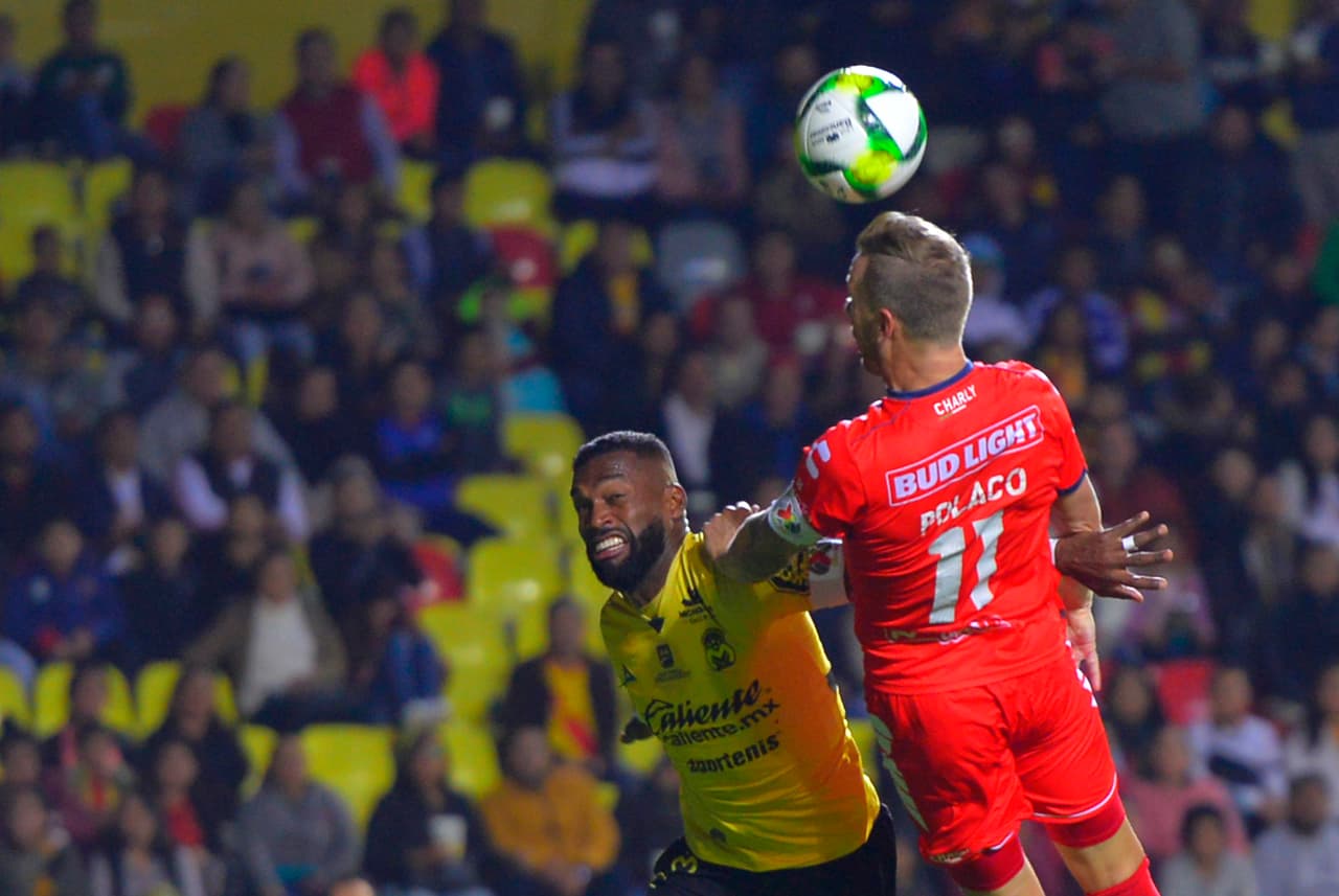 El argentino Cristian Menéndez (derecha) buscó ser el salvador de los Tiburones, aquí ante la marca del ecuatoriano de Monarcas Gabriel Achilier (centro).