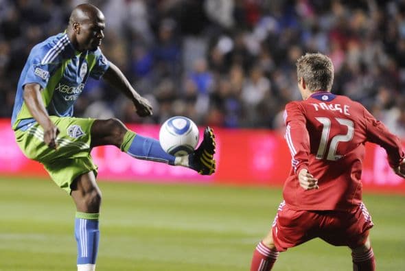 Seattle puso a Chicago al borde de la eliminación con un gol en los últimos minutos.
