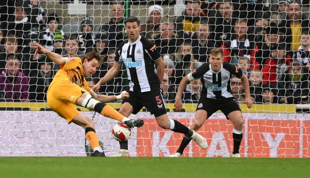 Chelsea golea fácilmente 5-1 al Chestefield, Everton consigue su pase en lso tiempos extras tras vencer 2-3 al Hull City, Leicester pasa por encima 4-1 sobre el Watford y el Newcastle da la sorpresa al caer eliminado 0-1 en su duelo frente al Cambridge United.