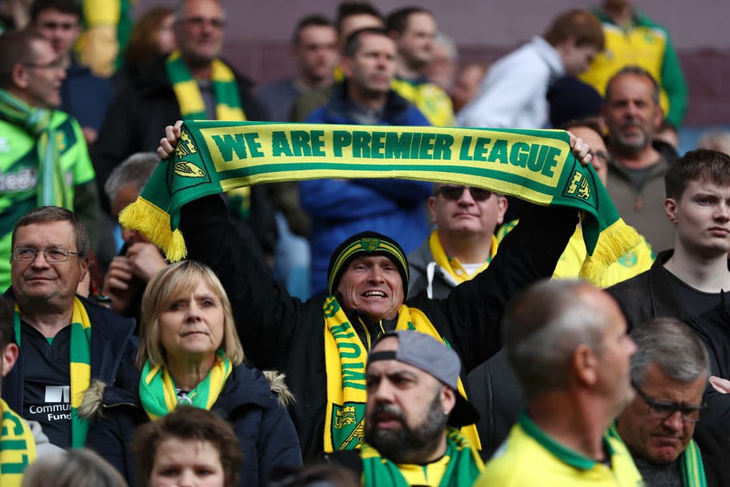 Luego de superar en Villa Park por 2-1 al Aston Villa, Norwich City consuma el título en The Championship con lo que se ganaron el ascenso directo a la English Premier League y así lo festejaron jugadores, cuerpo técnico y aficionados de los Canarios.