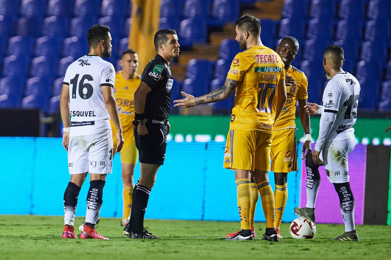 El árbitro con la asistencia del VAR le quita ta tarjeta roja al francés André-Pierre Gignac.