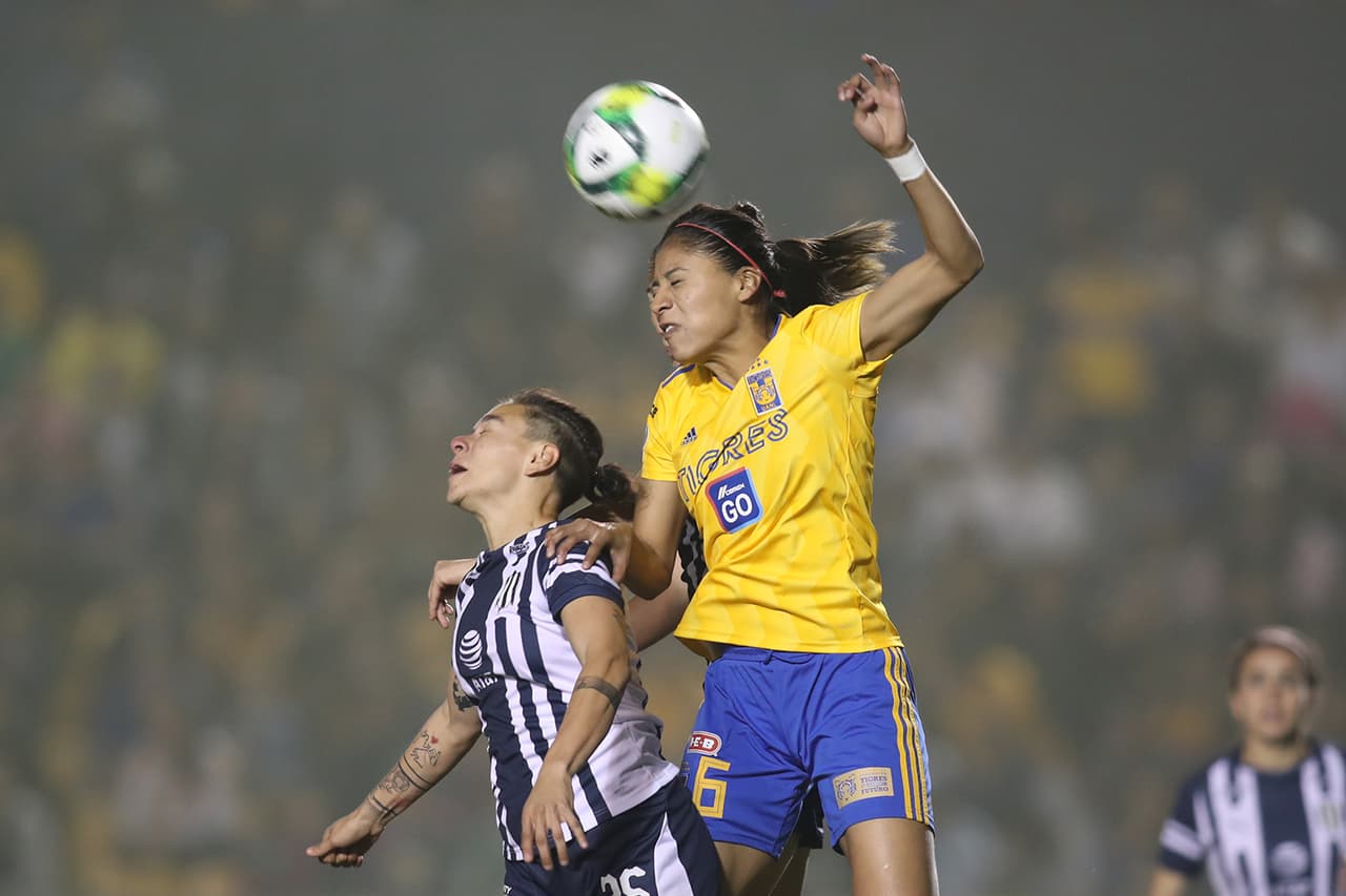 Cada balón, en los minutos iniciales de este partido, fue disputado de manera gallarda y con tremenda pasión por parte de las futbolistas.