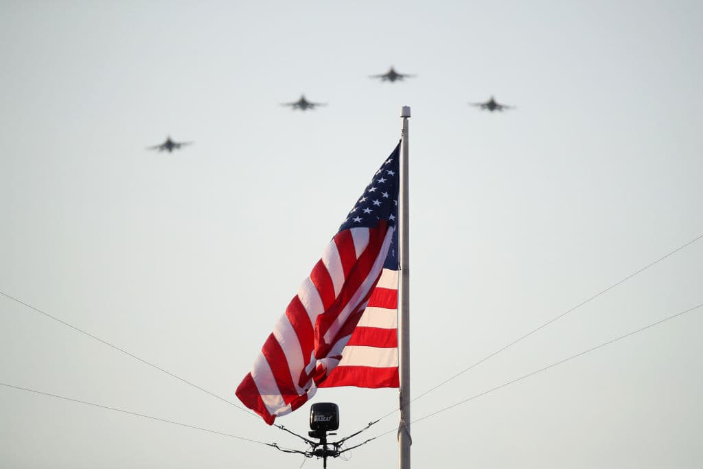 Los aviones de la Fuerza Aérea volando a toda velocidad por encima de Progressive Field antes del inicio del All Star Game.