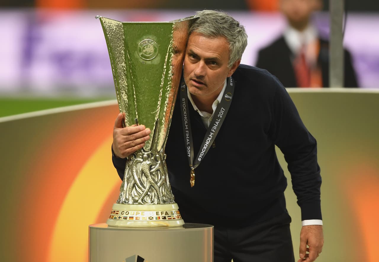 El portugués José Mourinho obtuvo cinco títulos con la Premier y la Copa de la Liga con Chelsea y ganó la Europa League, la Copa de la Liga y la Supercopa con Manchester United.