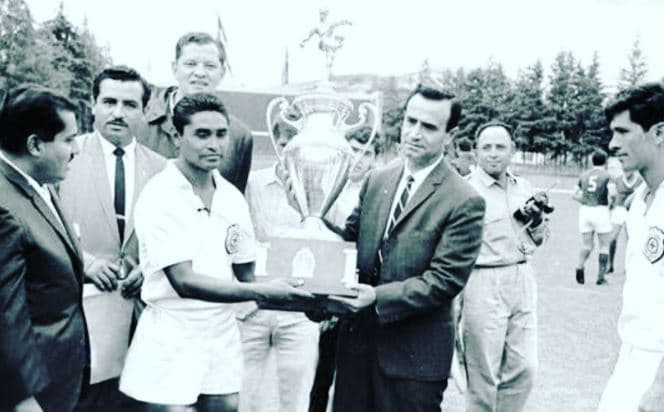 Cruz Azul festeja un año más de su ascenso envuelto en crisis