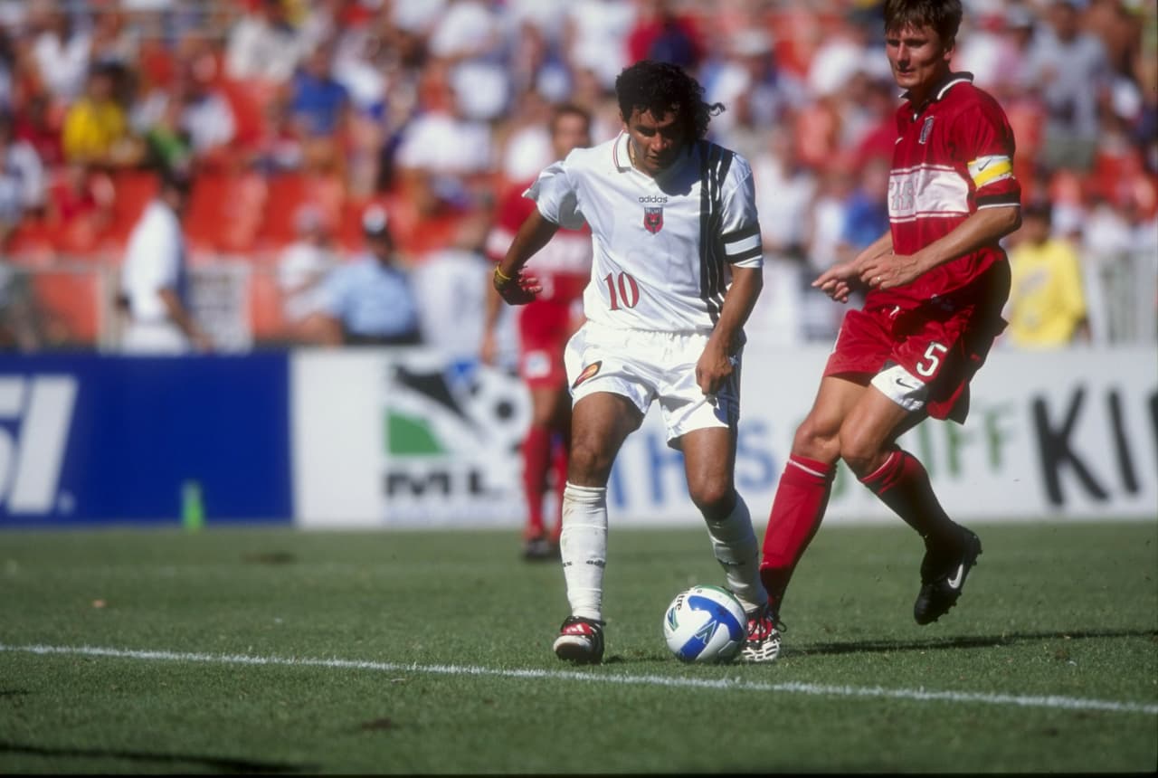 MARCO “DIABLO” ETCHEVERRY (MED) | Ganó las tres primeras Copas MLS consecutivamente en la historia de la liga. Fue el MVP en 1998, año en el que también ganó la Copa de Campeones de CONCACAF y la Copa Interamericana. Disputó ocho exitosas temporadas con el D.C. United, ganando también la U.S. Open Cup en 1996.