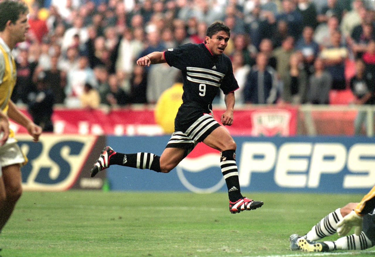 JAIME MORENO (DEL) | Jugó durante siete temporadas con el D.C. United antes de pasar a los MetroStars en 2003, pero regresando al año siguiente al United. Es el jugador hispanoamericano con más goles en la historia y el tercer goleador histórico de la MLS con 133 anotaciones.