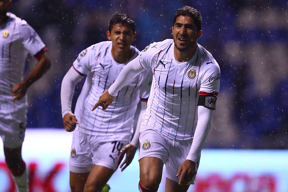 Poco después, al minuto 11, el capitán de Chivas Jair Pereira (derecha) hizo el 2-0 momentáneo que le daba tranquilidad a su equipo.