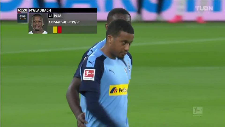 Tarjeta amarilla. El árbitro amonesta a Nico Elvedi de Borussia Mönchengladbach