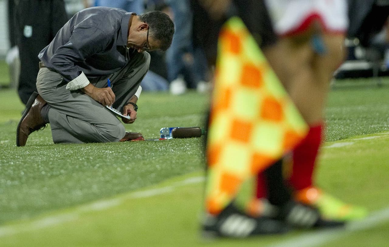 Pero no brillaría por su desempeño en las canchas, se trasladaría a Inglaterra y ahí se especializó en Ciencias Superiores del Fútbol en la Universidad de Liverpool.
