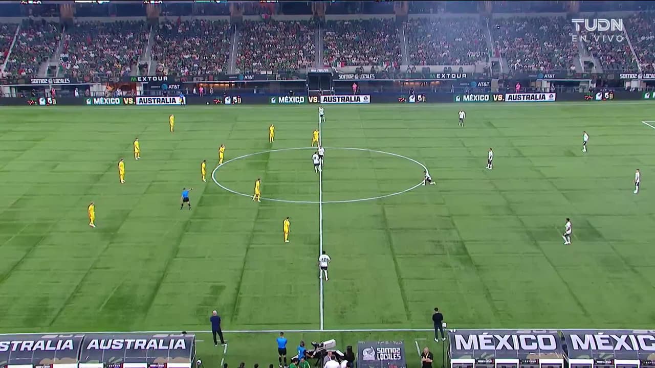 Arranca el partido y la pelota está en juego.