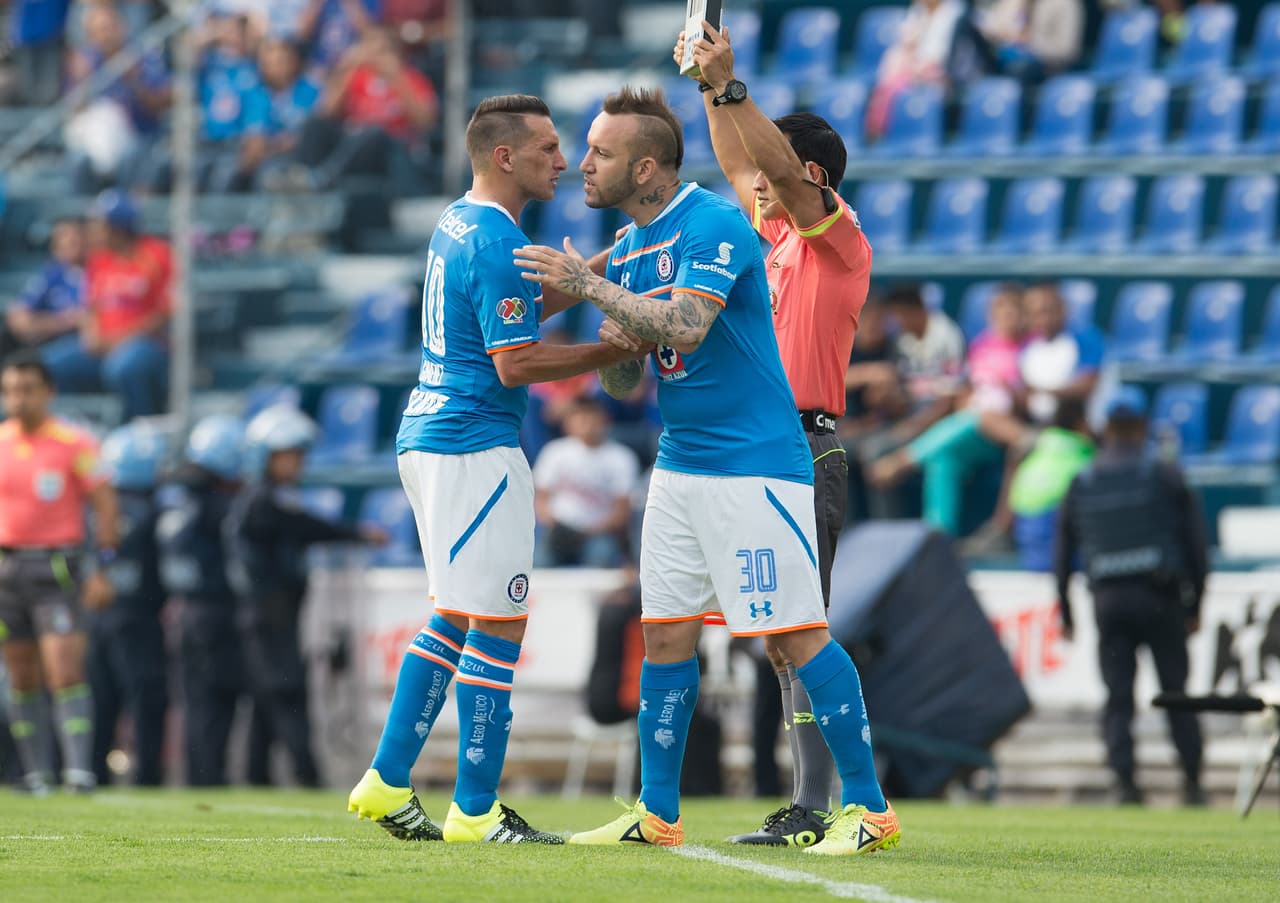 Por su parte Cruz Azul, no han podido formar un cuadro fuerte en la zona de arriba por las constantes lesiones y los retrasos en la llegada de los refuerzos.